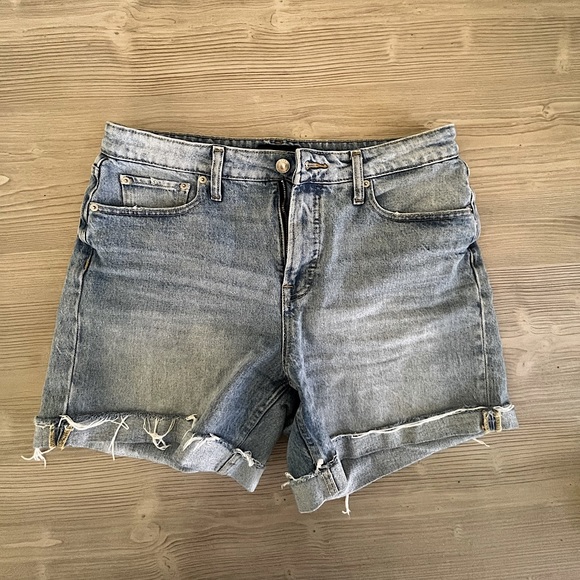 Free Assembly- roller cuff Jean shorts in color light wash size 10 - Picture 2 of 6
